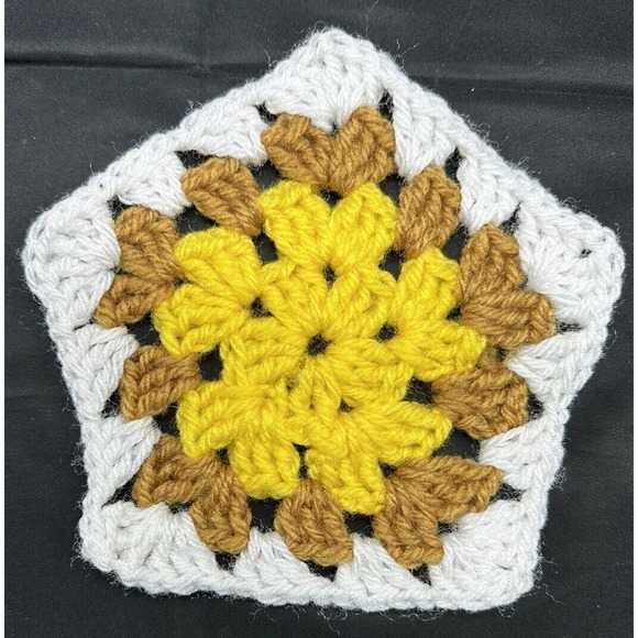 Vintage Handmade Crocheted Lot of 2 Hot Pads Pot Holders Trivets Pink White MCM - Picture 2 of 5